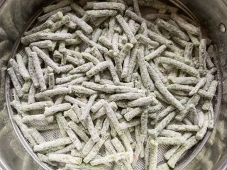 蒜蓉辣椒炒蒸豆角步骤7