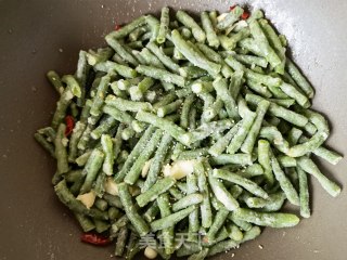 蒜蓉辣椒炒蒸豆角步骤12