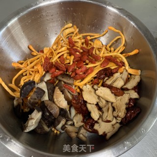 虫草花香菇滑鸡步骤4