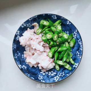 五花肉炒辣椒步骤2