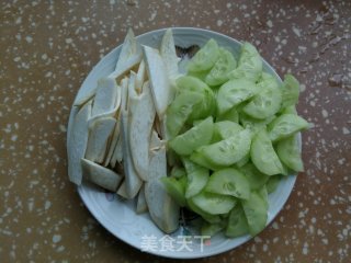 黑木耳杏鲍菇炒黄瓜步骤2