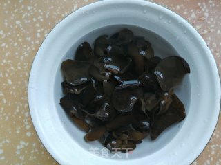 黑木耳杏鲍菇炒黄瓜步骤1