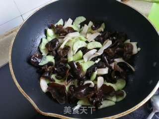黑木耳杏鲍菇炒黄瓜步骤6