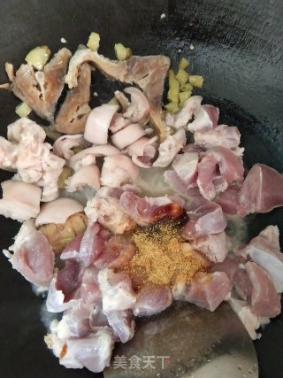 泡椒咸鱼焖猪腿步骤5