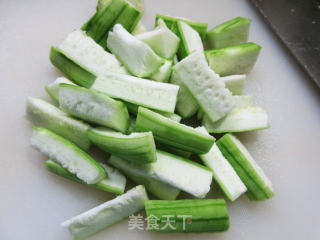 烤香肠炒丝瓜步骤3