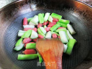 烤香肠炒丝瓜步骤5