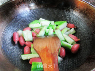 烤香肠炒丝瓜步骤8