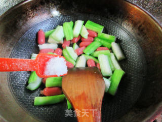 烤香肠炒丝瓜步骤6