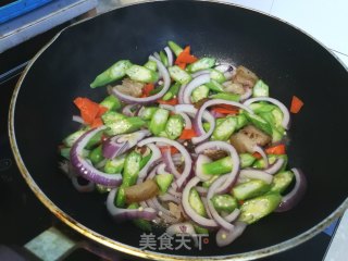 洋葱秋葵炒肉步骤3