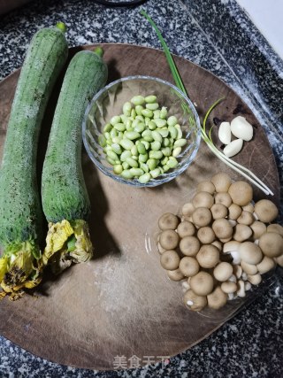 蟹味菇青豆烩丝瓜步骤1