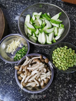 蟹味菇青豆烩丝瓜步骤2