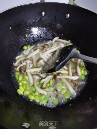 蟹味菇青豆烩丝瓜步骤6