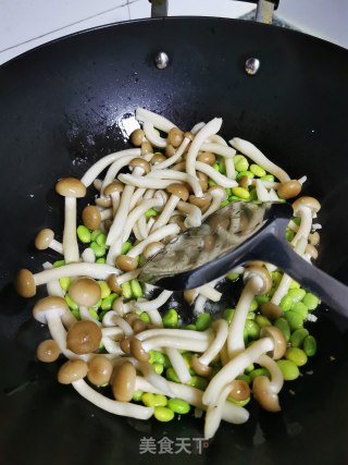 蟹味菇青豆烩丝瓜步骤5