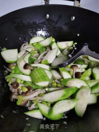 蟹味菇青豆烩丝瓜步骤7