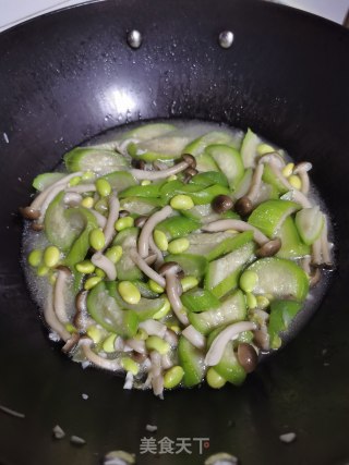 蟹味菇青豆烩丝瓜步骤8