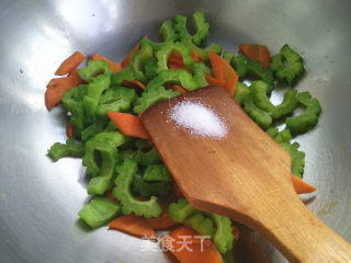 苦瓜胡萝卜炒鸡蛋步骤7