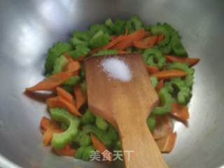 苦瓜胡萝卜炒鸡蛋步骤8