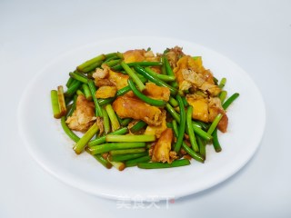 蒜薹炒鸡蛋步骤1