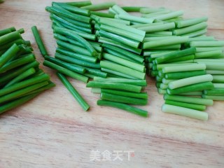 蒜薹炒鸡蛋步骤2