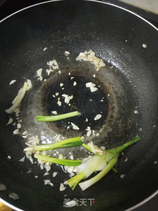 没有胃口?可以来一盘鱿鱼炒丝瓜，瞬间食欲大增步骤2