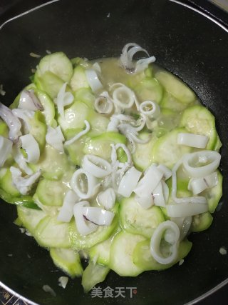 没有胃口?可以来一盘鱿鱼炒丝瓜，瞬间食欲大增步骤4