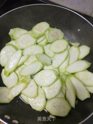 没有胃口?可以来一盘鱿鱼炒丝瓜，瞬间食欲大增步骤3