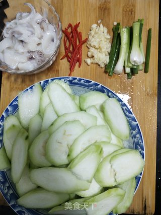 没有胃口?可以来一盘鱿鱼炒丝瓜，瞬间食欲大增步骤1