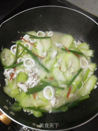没有胃口?可以来一盘鱿鱼炒丝瓜，瞬间食欲大增步骤5