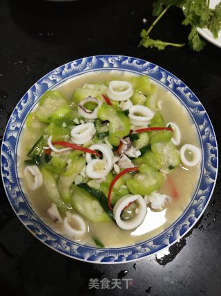 没有胃口?可以来一盘鱿鱼炒丝瓜，瞬间食欲大增步骤6