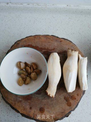 腊八蒜炒杏鲍菇步骤1