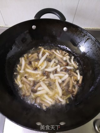 炒双菇步骤4