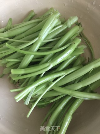 虾酱通菜梗步骤2