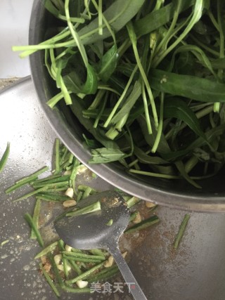 椒丝腐乳炒空心菜步骤6