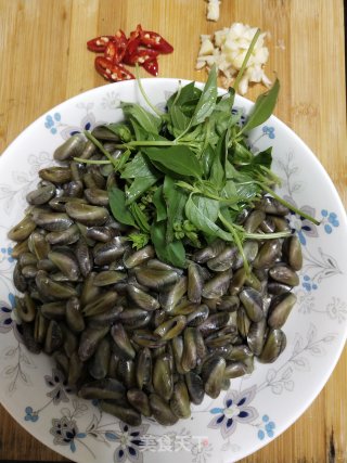 3分钟搞定一盘夏天潮汕必备金不换炒薄壳（海瓜子）步骤1