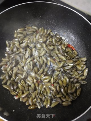 3分钟搞定一盘夏天潮汕必备金不换炒薄壳（海瓜子）步骤3