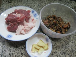淡菜干炒猪肉步骤1
