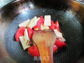 番茄炒豆腐干步骤4