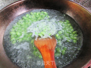 榨菜丝肉丝炒毛豆步骤3