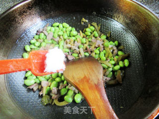 榨菜丝肉丝炒毛豆步骤7