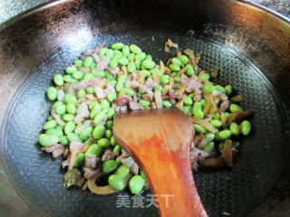 榨菜丝肉丝炒毛豆步骤6