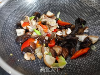 溜炒菌菇步骤8