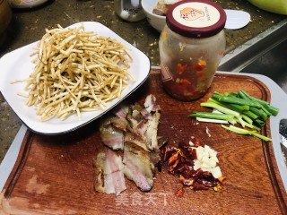 腊肉炒鱼腥草步骤1