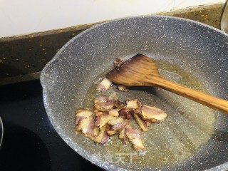 腊肉炒鱼腥草步骤3
