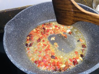 腊肉炒鱼腥草步骤5