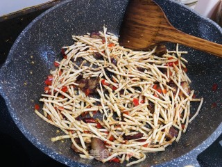 腊肉炒鱼腥草步骤7