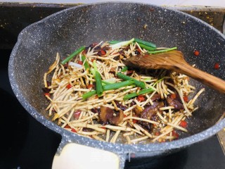 腊肉炒鱼腥草步骤10
