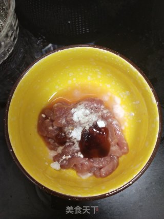 经济实惠好吃不贵的胡萝卜丝炒肉步骤2
