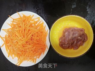 经济实惠好吃不贵的胡萝卜丝炒肉步骤1