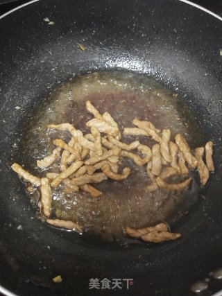 经济实惠好吃不贵的胡萝卜丝炒肉步骤3