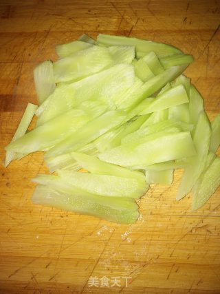 青笋银耳滑炒肉片步骤1